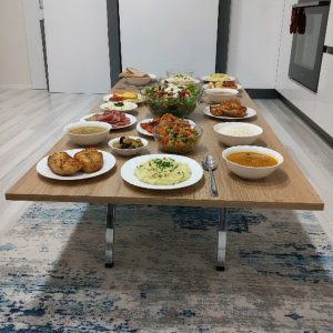 Ratemo Katlanır Metal Ayaklı Yer Sofrası – Modern Dikdörtgen Çok Amaçlı Masa – Ahşap Desenli