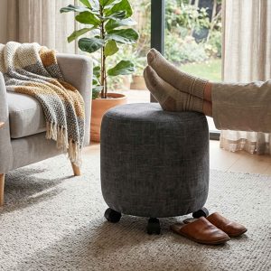 Ratemo Antrasit Gri Tekerlekli Silindir Puf Tabure – Döşemelik Kumaşlı Modern Hareketli Oturma Pufu – 35x40 cm